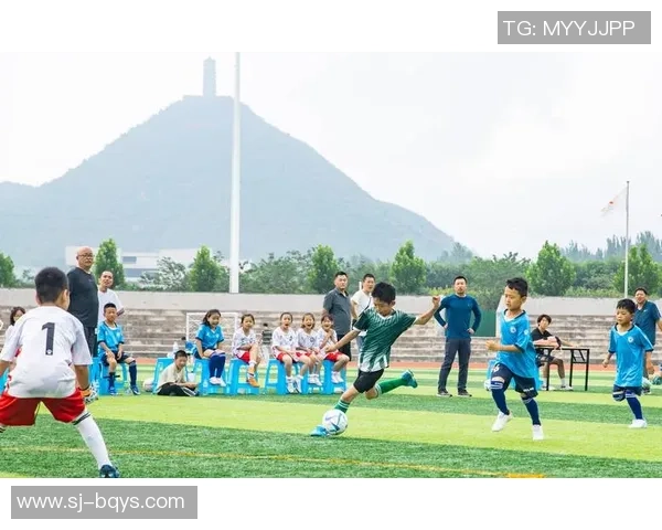 书包足球：探索球星背后的梦想与激情，激发青少年运动热情