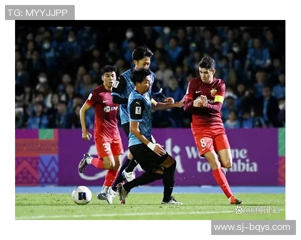 大牌足球球星低调现身街头引发路人围观热议场面十分火爆 大牌足球球星低调现身街头引发路人围观热议场面十分火爆