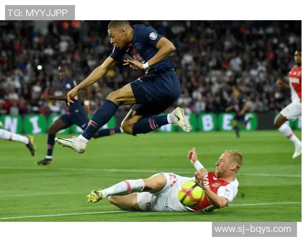 姆巴佩驾乘豪车演绎足球与速度完美融合的精彩瞬间 姆巴佩驾乘豪车演绎足球与速度完美融合的精彩瞬间